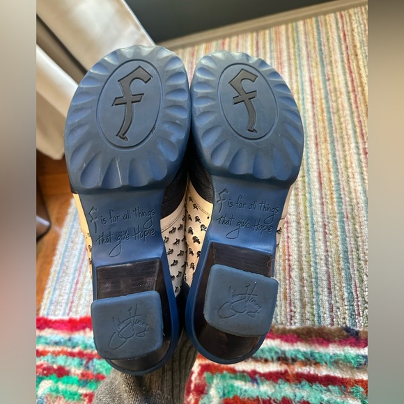 Fluevog NEARLY NEW Hopes Promise navy/cream lace up heels w/ F cutouts - 7.5/8 - Picture 13 of 16